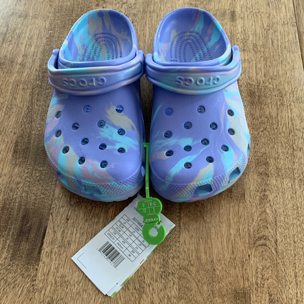 BNWT Marble Crocs Junior Size 5